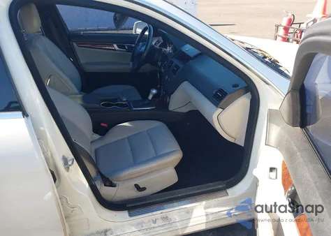 2010 Mercedes-Benz C 300 Sport z USA, uszkodzony, nr VIN WDDGF5EBXAF374219